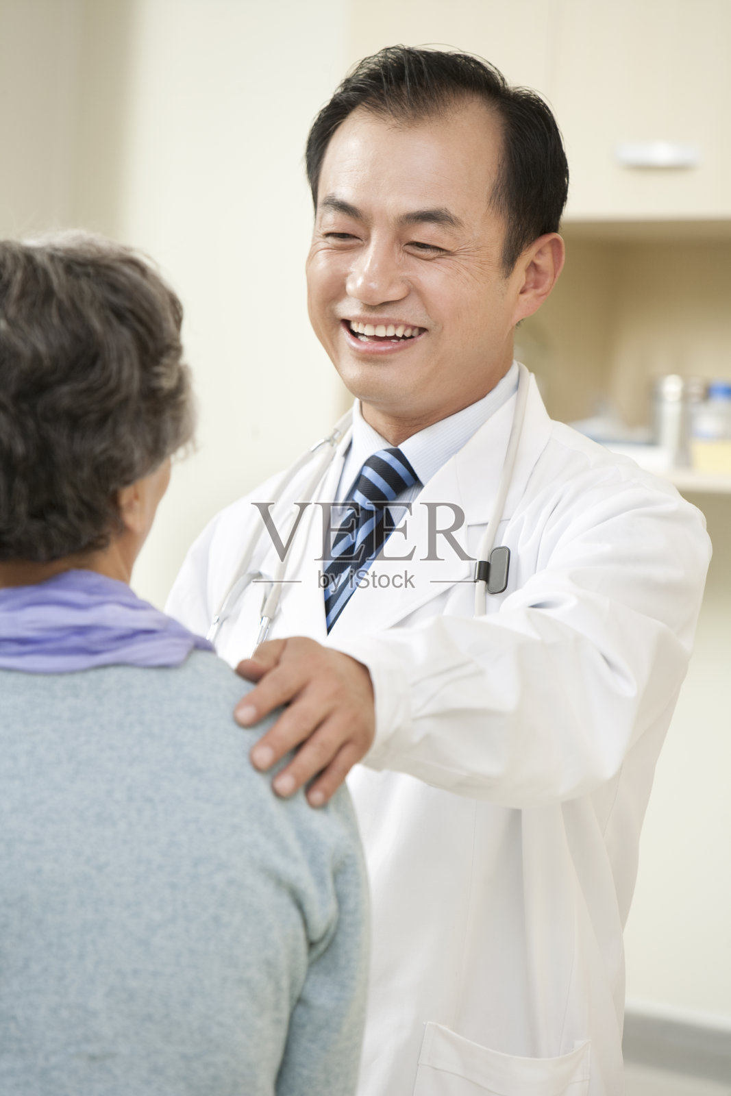 医生给老年人做检查照片摄影图片