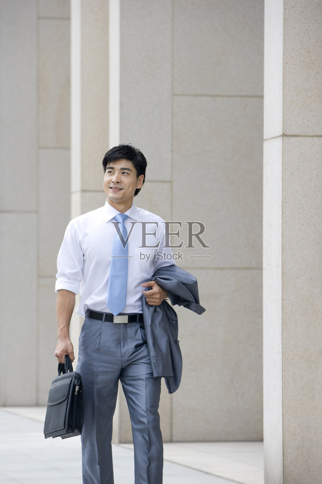 商务男士在路上照片摄影图片