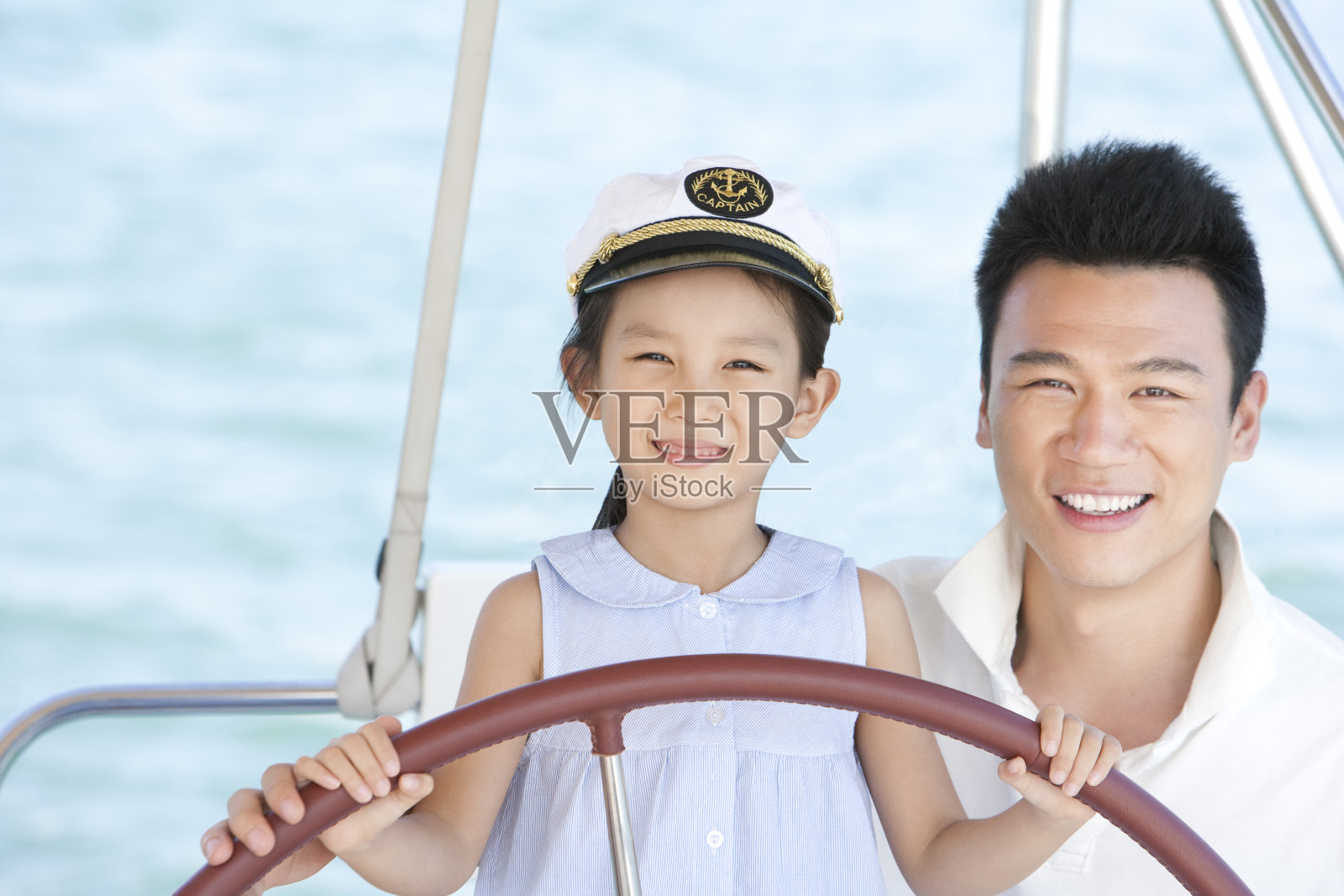 父女一起驾帆船航海照片摄影图片