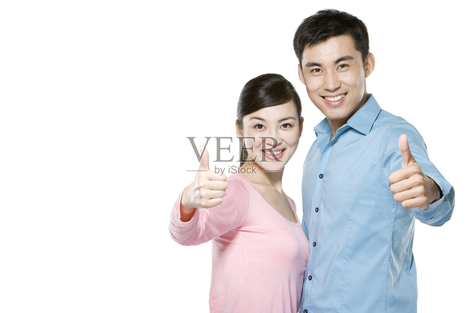 年轻情侣竖起大拇指照片摄影图片