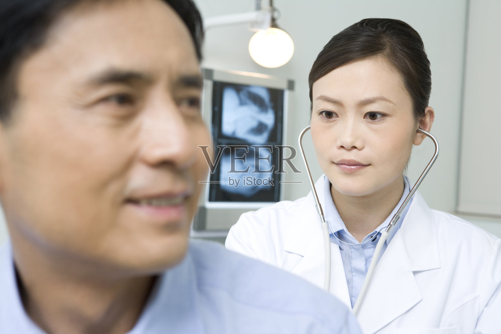 医生给病人看病照片摄影图片