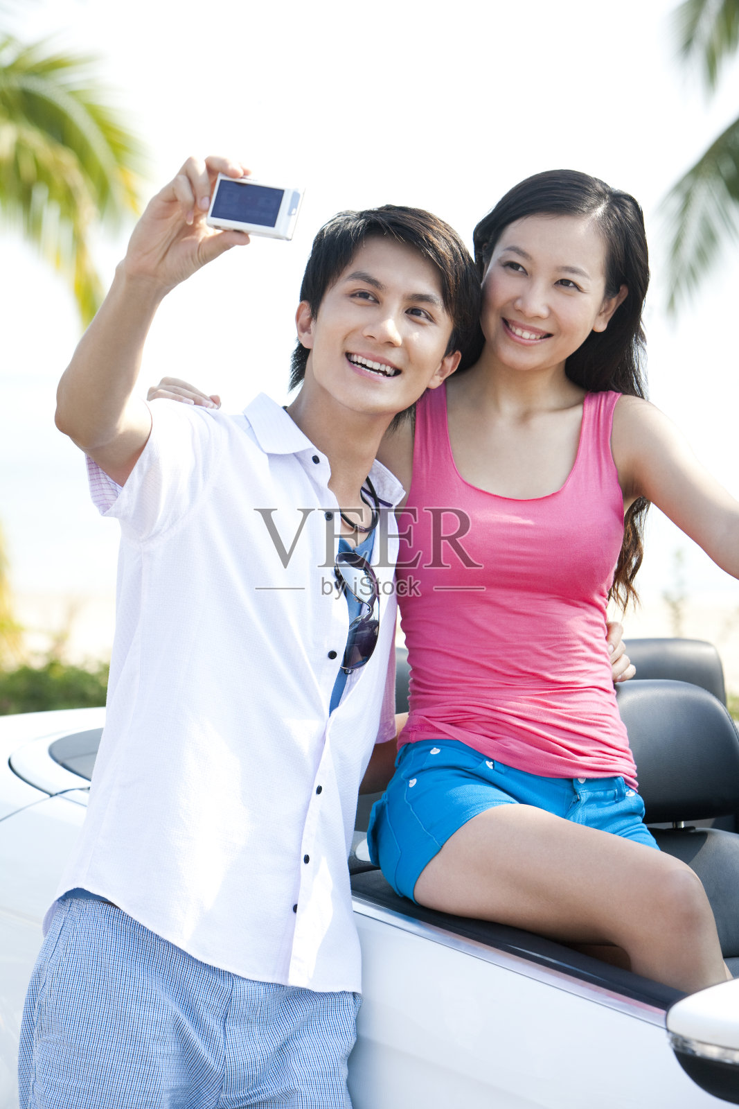 青年夫妇驾敞篷车出游照片摄影图片