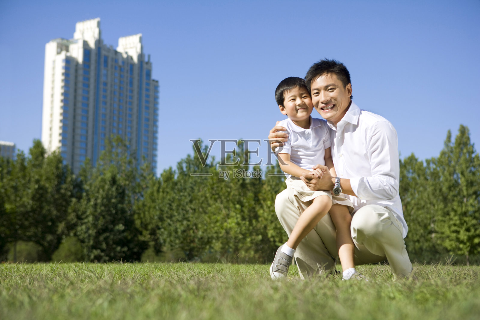 父亲和儿子一起嬉戏照片摄影图片