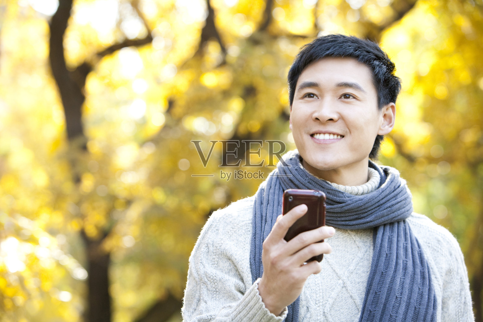 青年男子用手机照片摄影图片