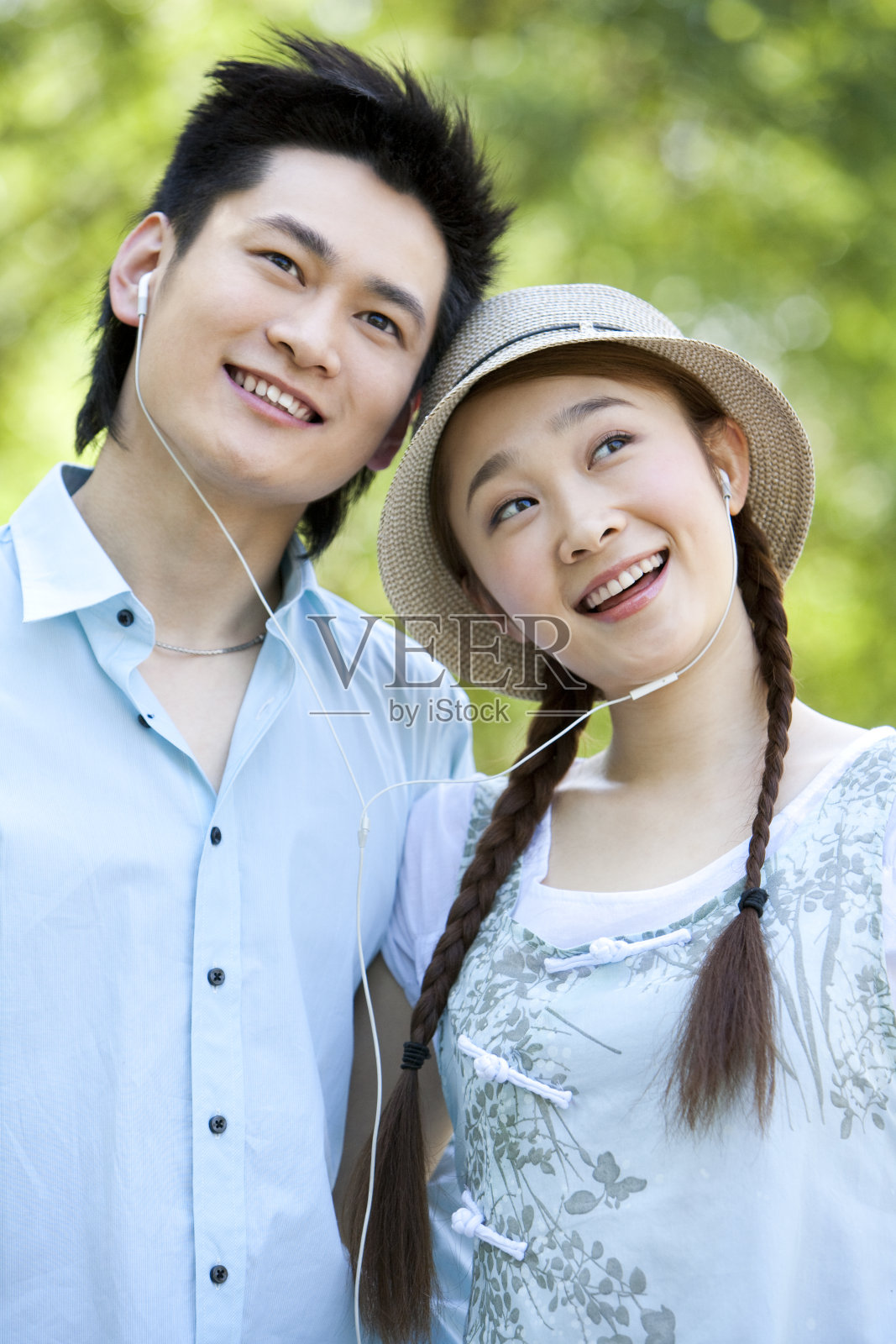 年轻情侣听音乐照片摄影图片