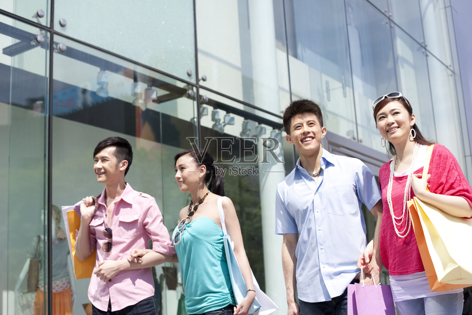 时尚青年购物照片摄影图片