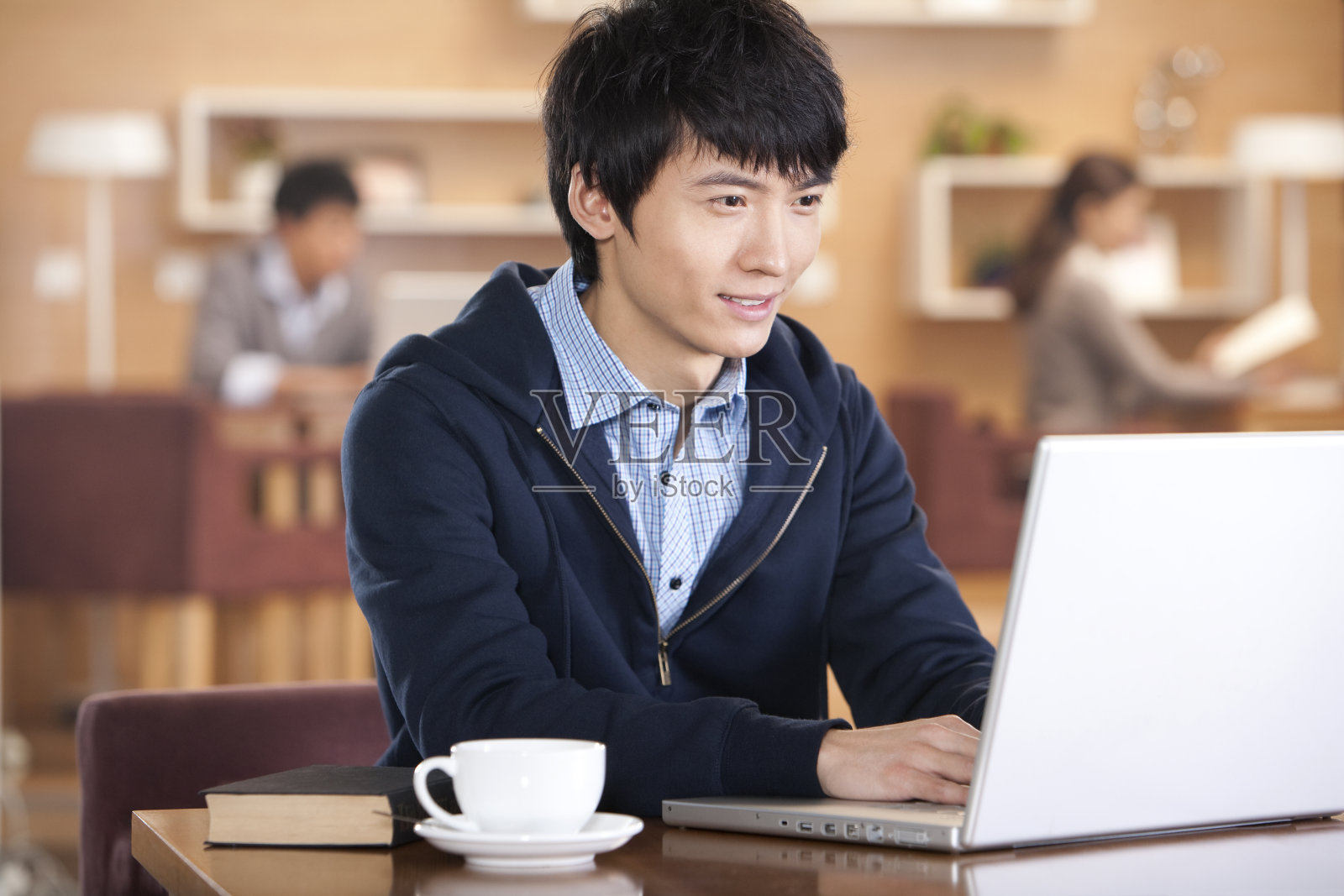 青年男子在书吧上网照片摄影图片