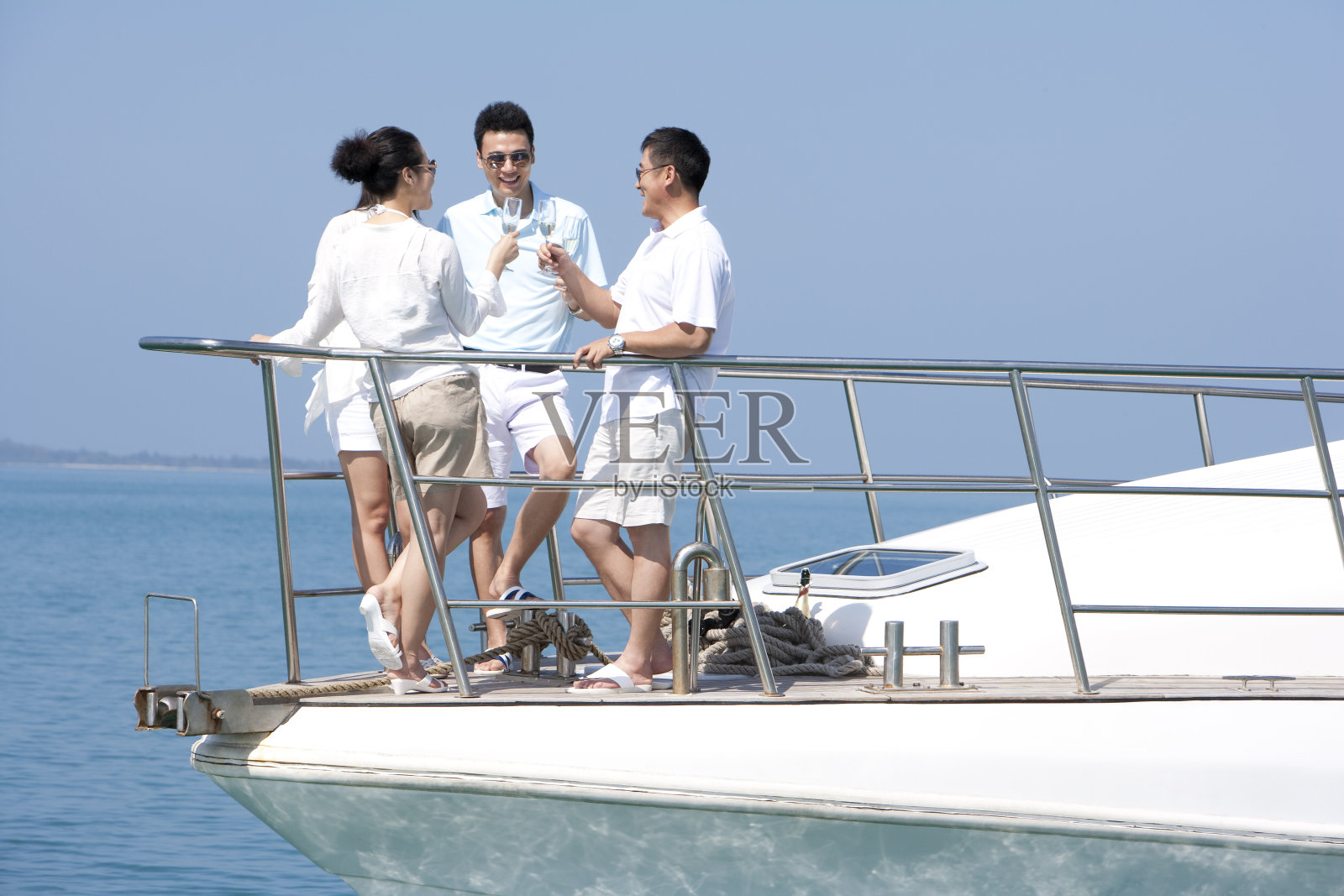 成功人士在游艇上喝香槟照片摄影图片