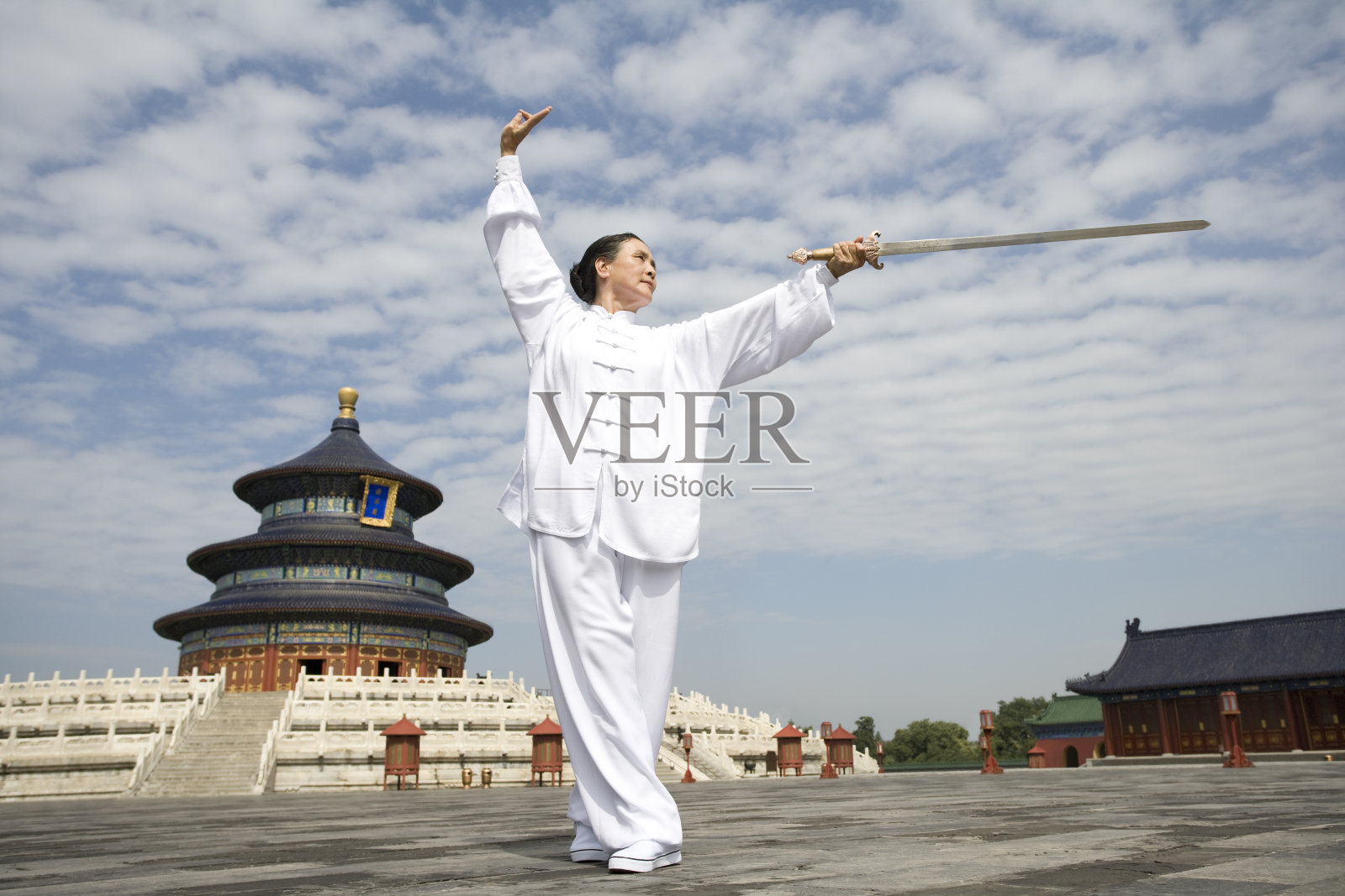 老年女子在天坛舞剑照片摄影图片