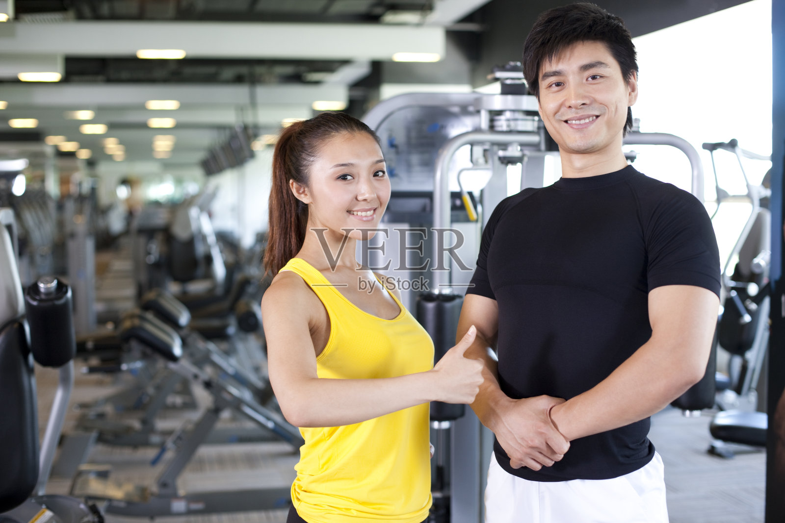 青年男女在健身馆健身照片摄影图片