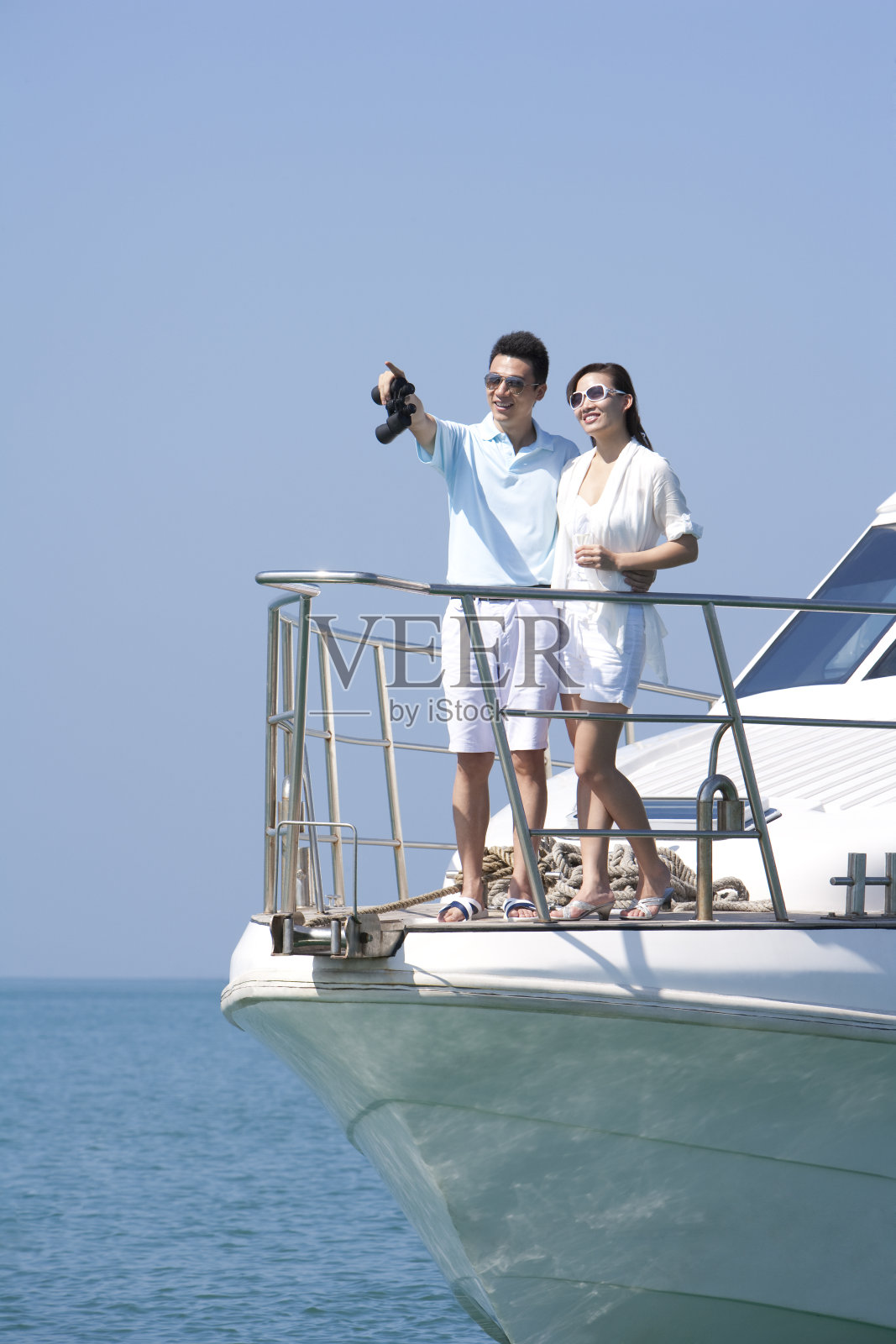 青年夫妇在游艇上休闲照片摄影图片