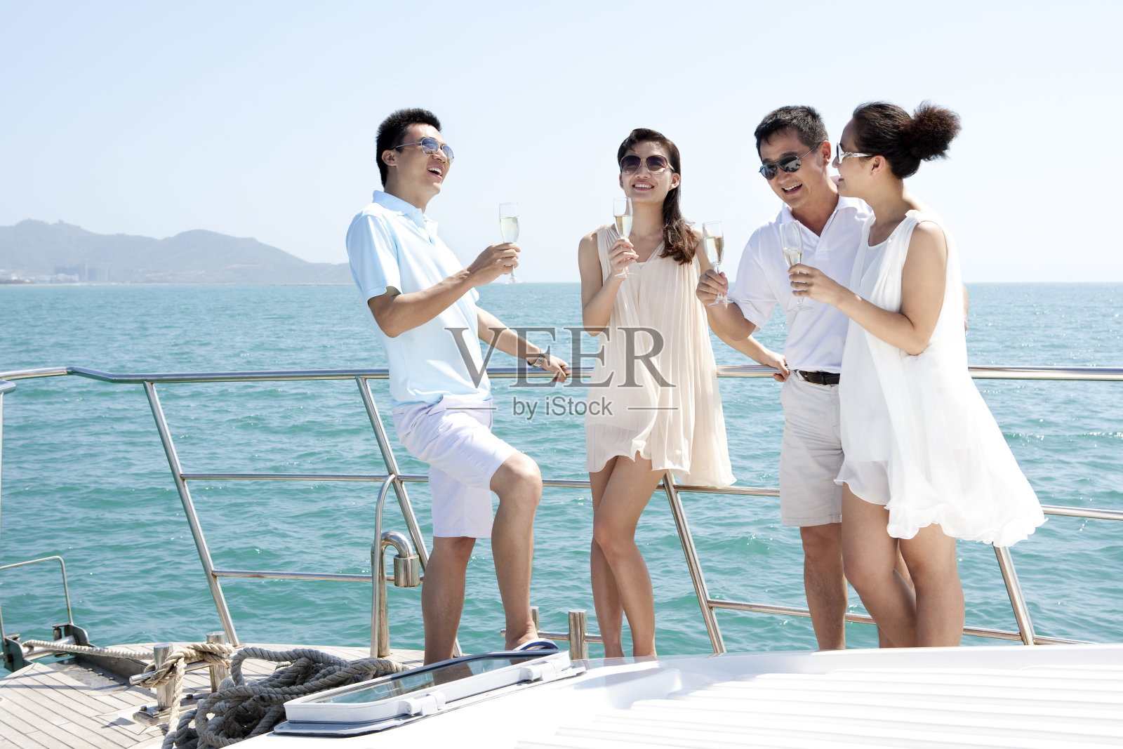 成功人士在游艇上喝香槟照片摄影图片