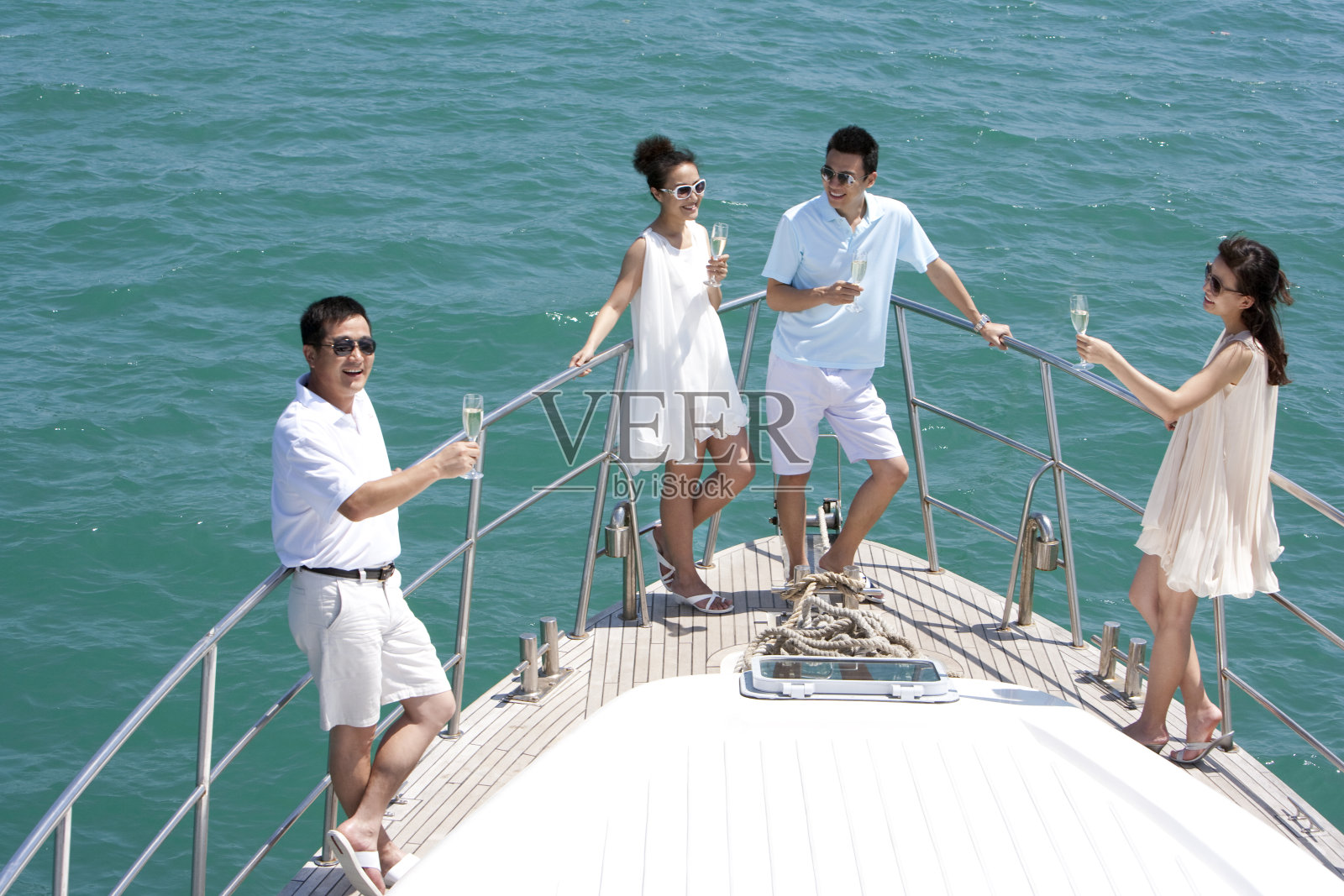 成功人士在游艇上喝香槟照片摄影图片