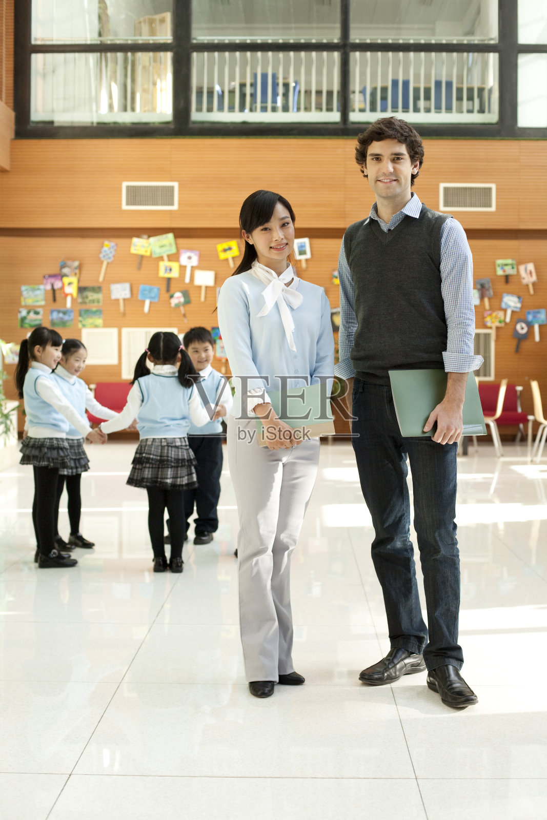 中外籍老师在校园照片摄影图片