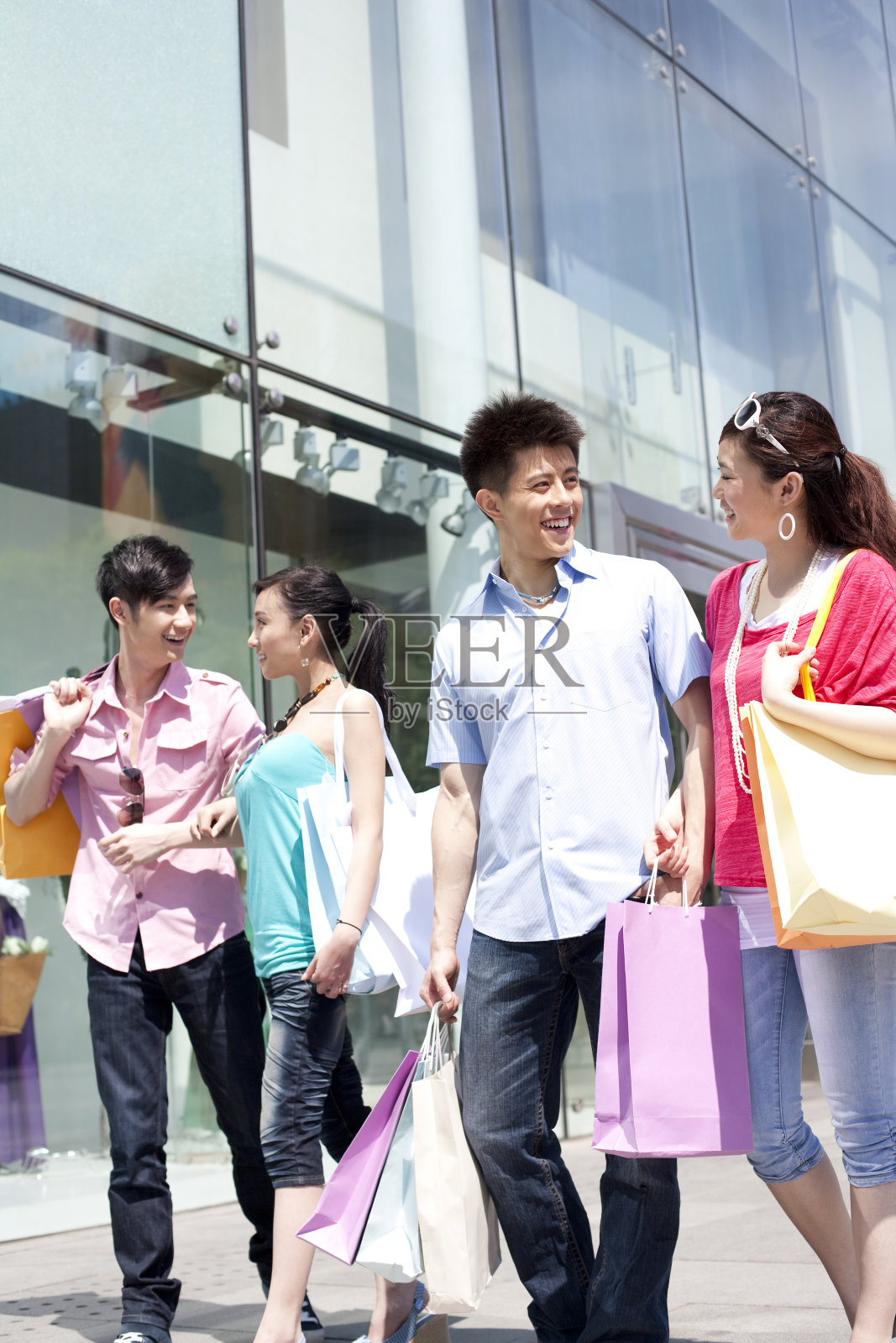 时尚青年购物照片摄影图片