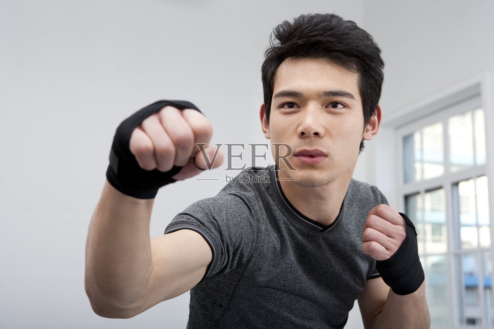 青年男子练习拳击照片摄影图片