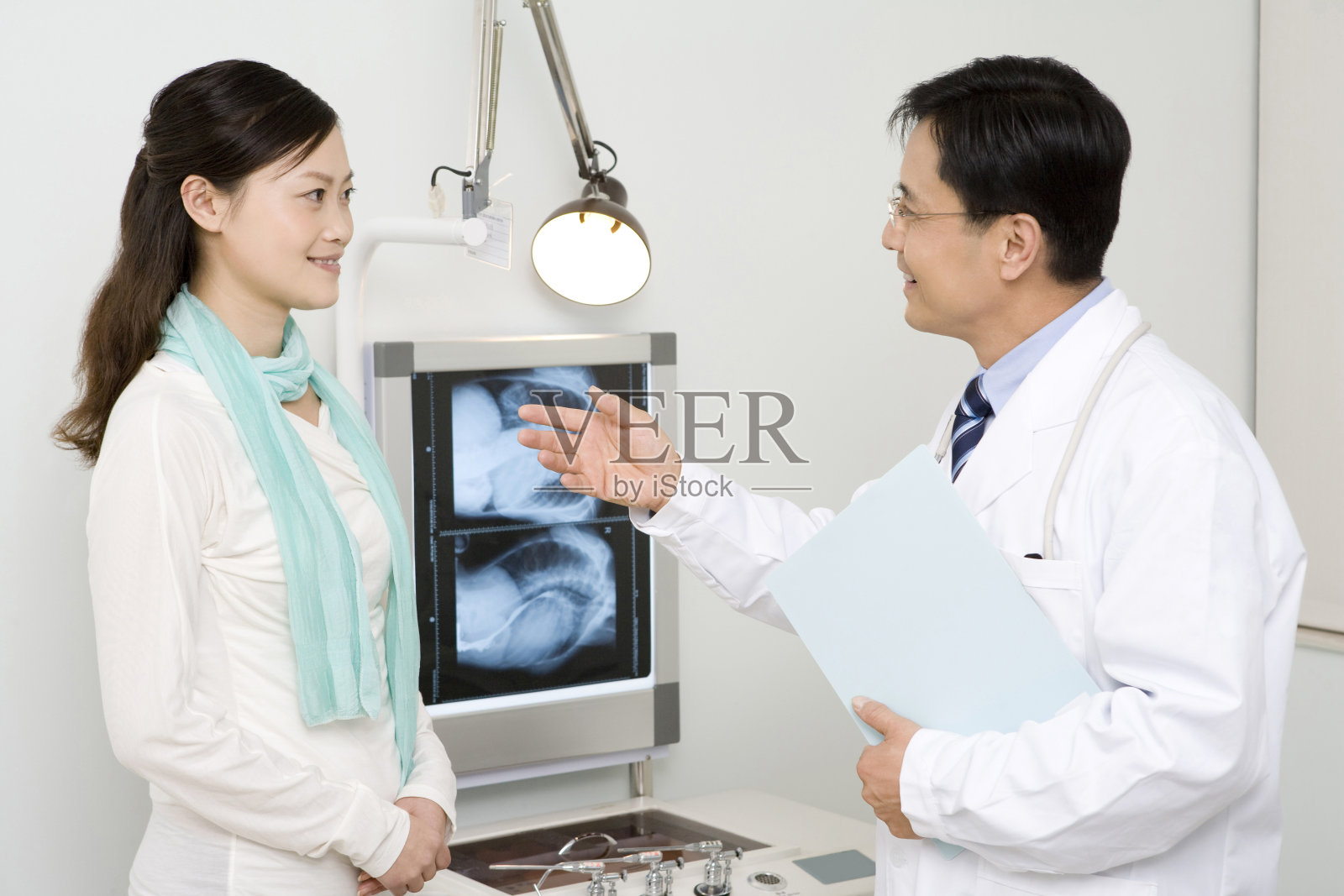 医生和病人交谈照片摄影图片