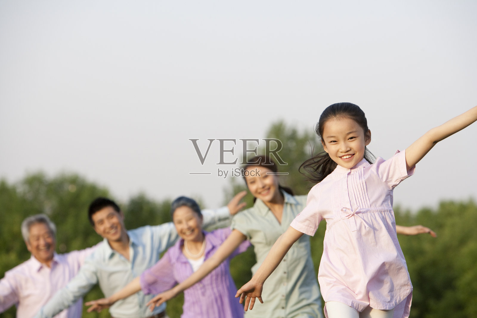 快乐家庭在公园玩耍照片摄影图片