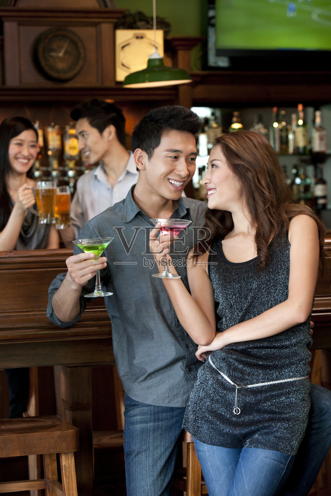 青年男女在酒吧照片摄影图片