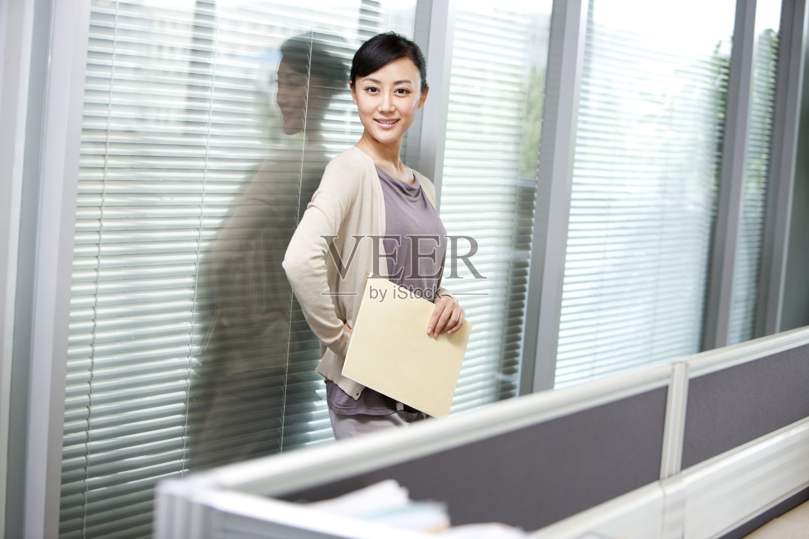 商务人士在办公室照片摄影图片