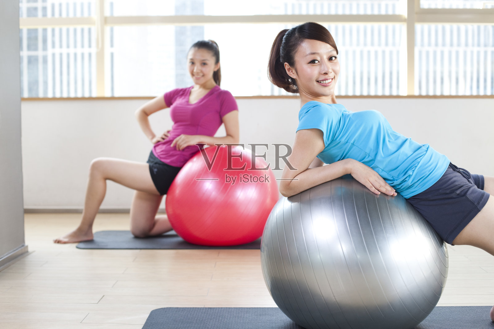 青年女子和健身球照片摄影图片