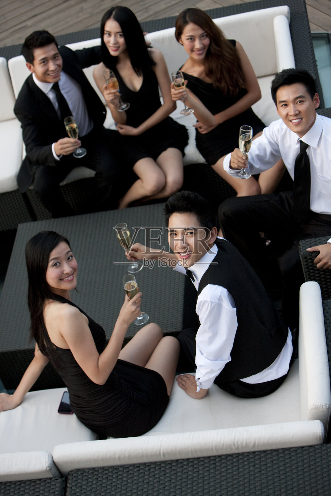 时尚青年男女开PARTY照片摄影图片