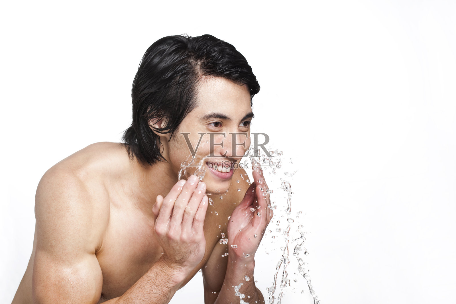 青年男子洗脸照片摄影图片