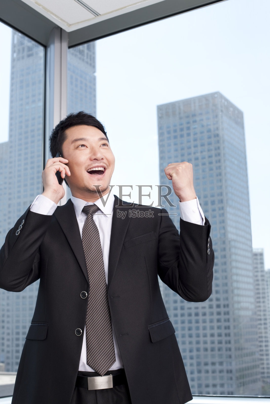 商务男士打电话照片摄影图片