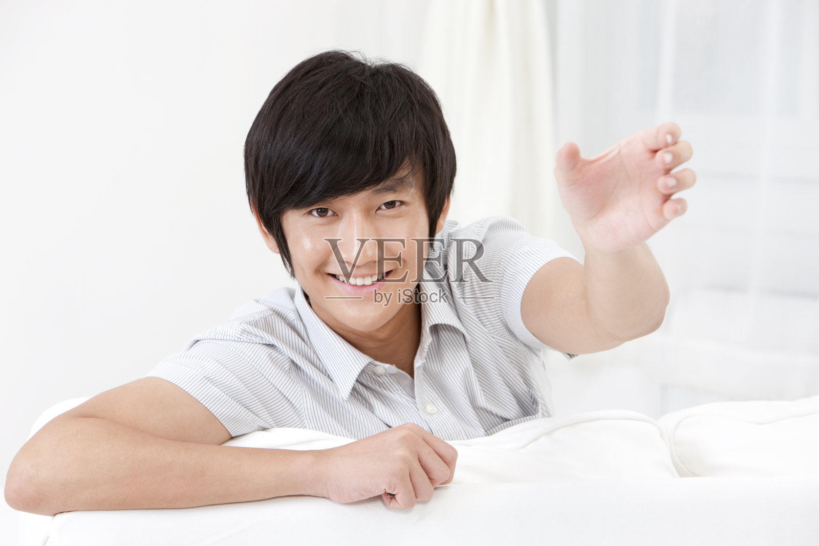 青年男子展示某项产品照片摄影图片