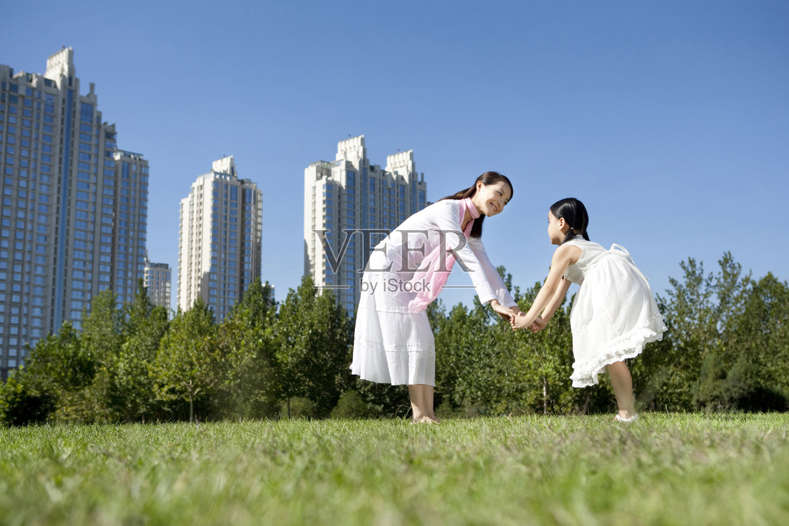 母亲和女儿一起嬉戏照片摄影图片