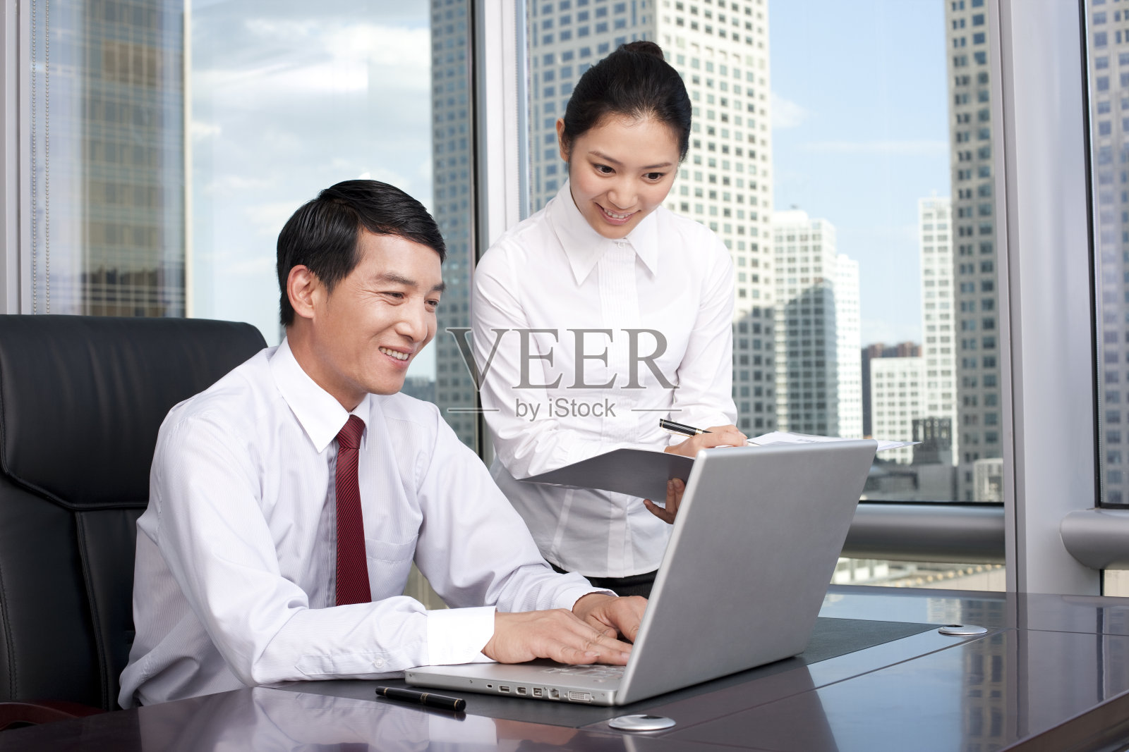 商务人士讨论工作照片摄影图片