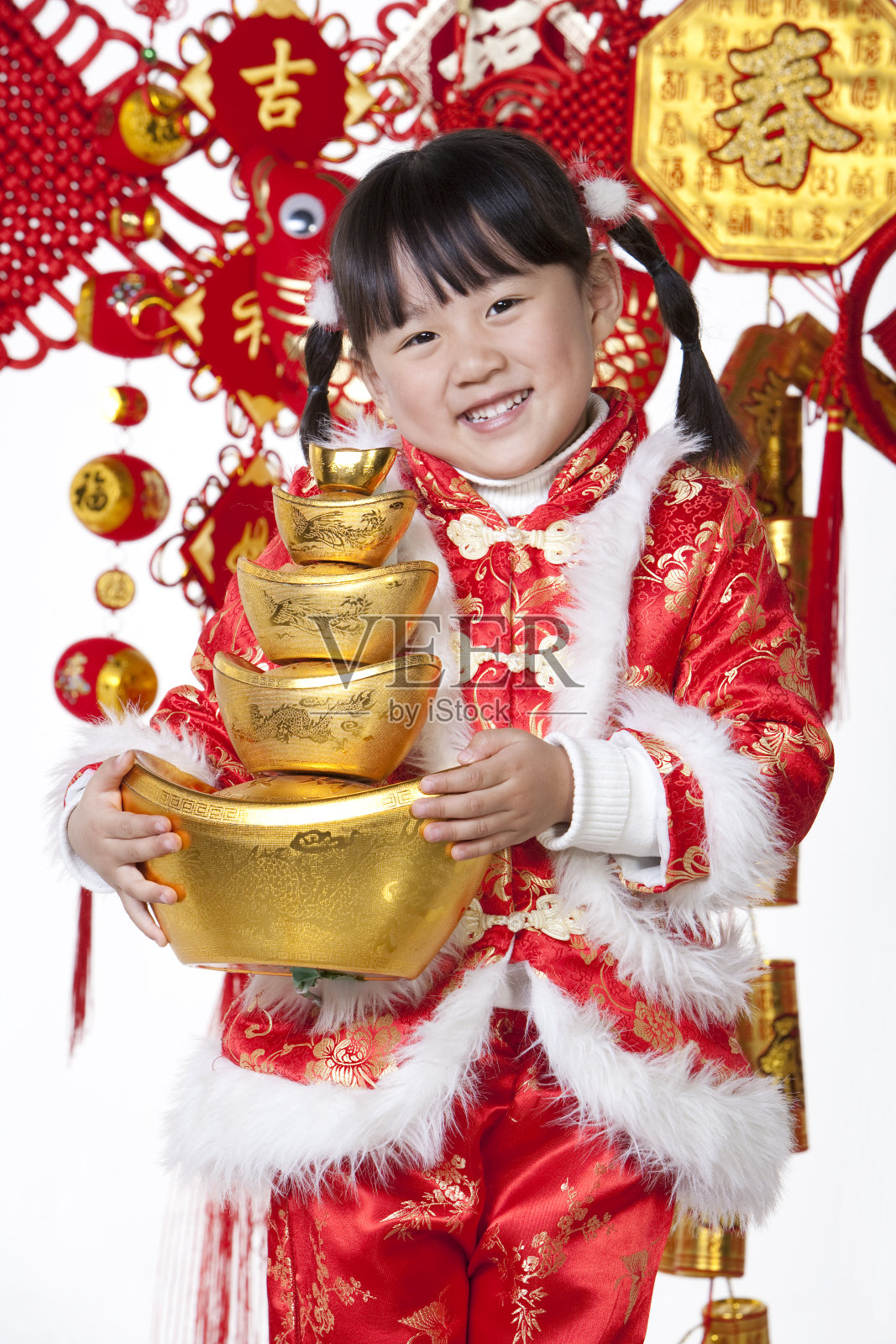 小女孩和金元宝照片摄影图片