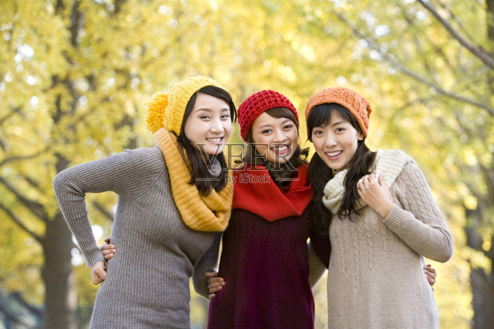 年轻人在秋日午后树林照片摄影图片