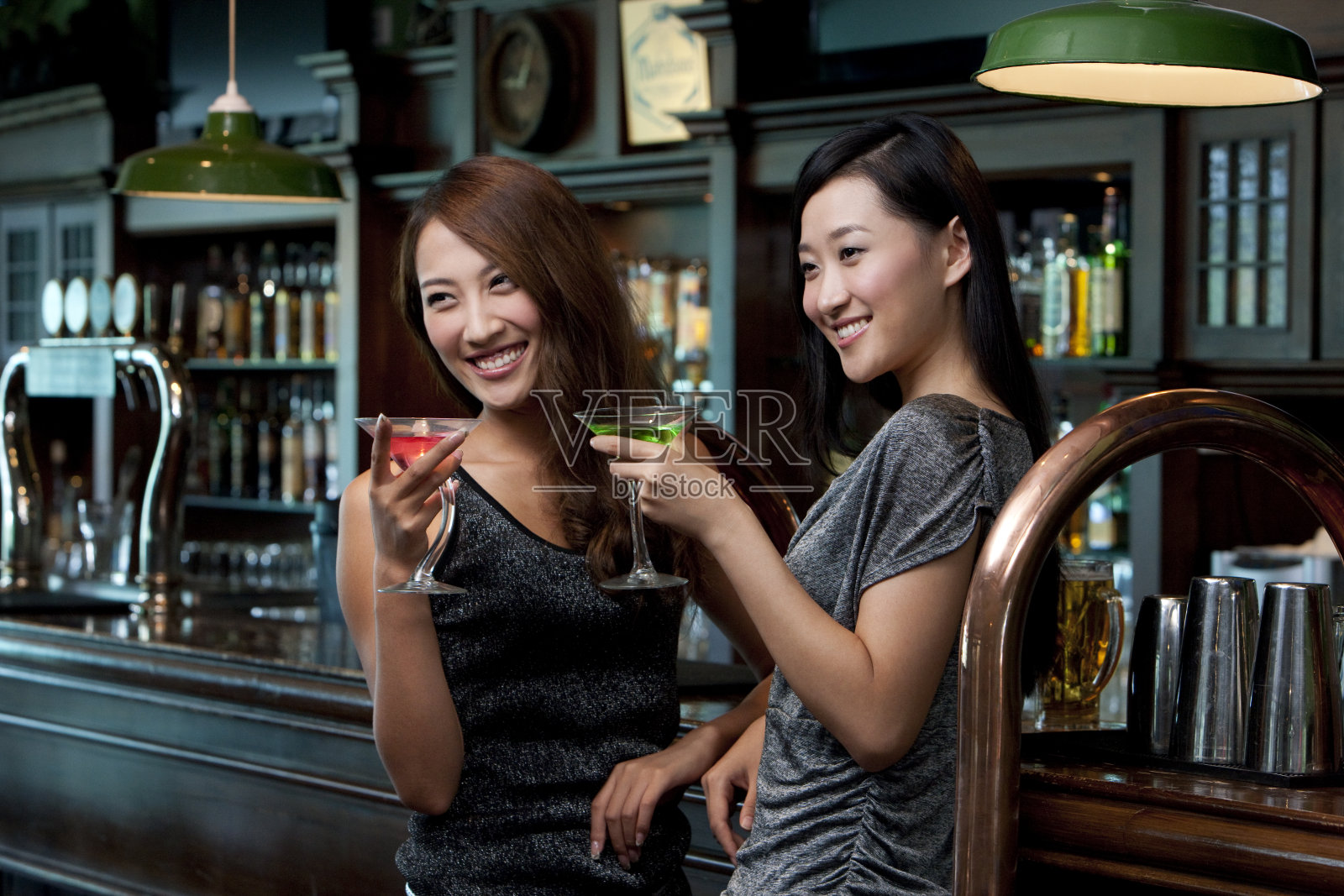 青年女子在酒吧照片摄影图片