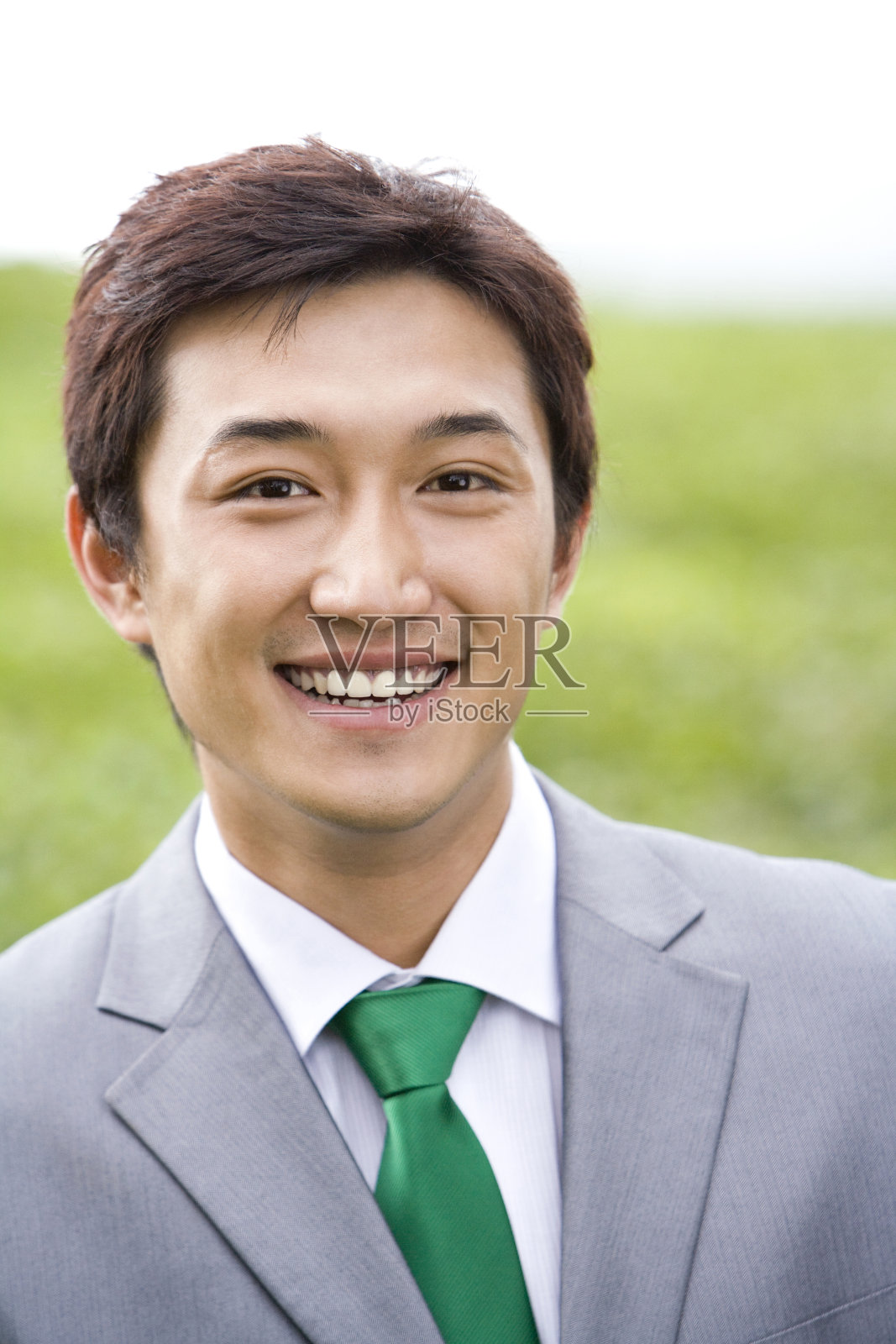 商务男士在茶园照片摄影图片