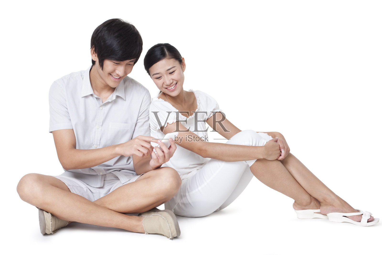 青年情侣玩手机照片摄影图片