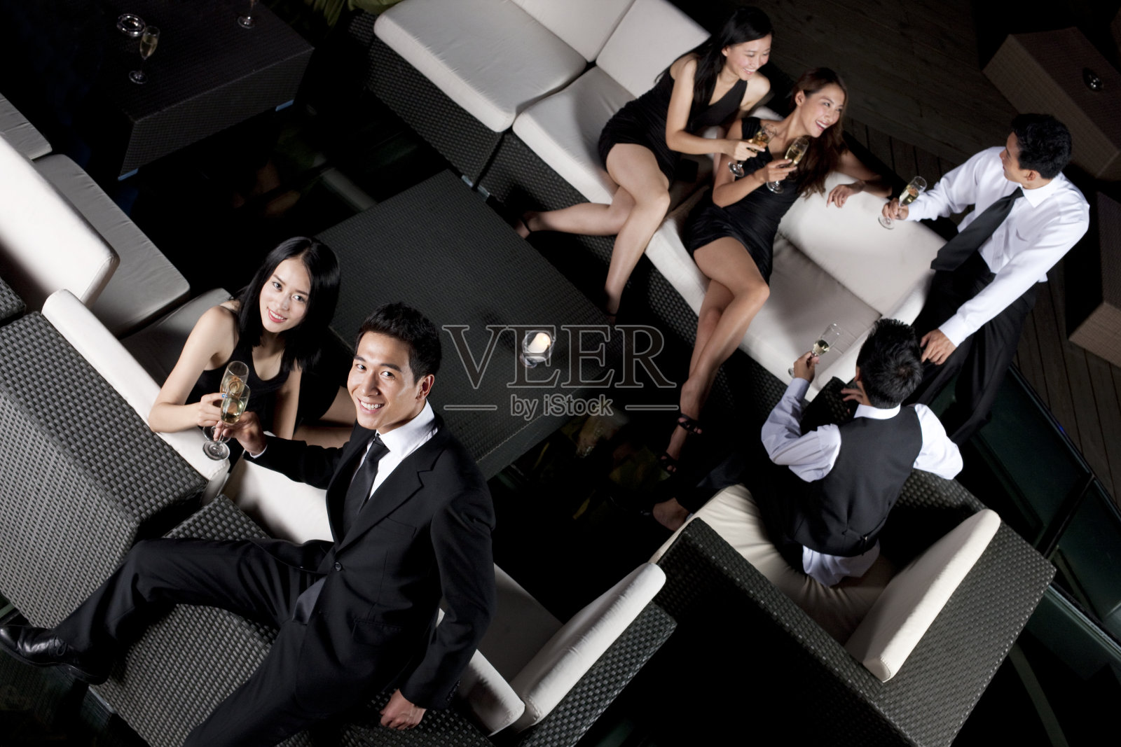 时尚青年男女开PARTY照片摄影图片