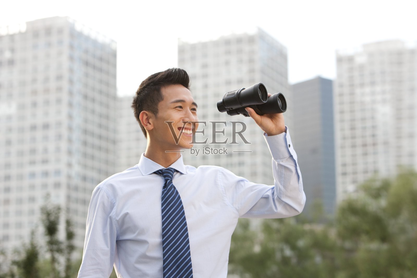 商务人士和望远镜照片摄影图片