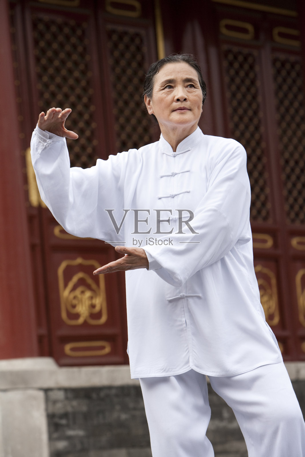 老年女子在天坛打太极照片摄影图片