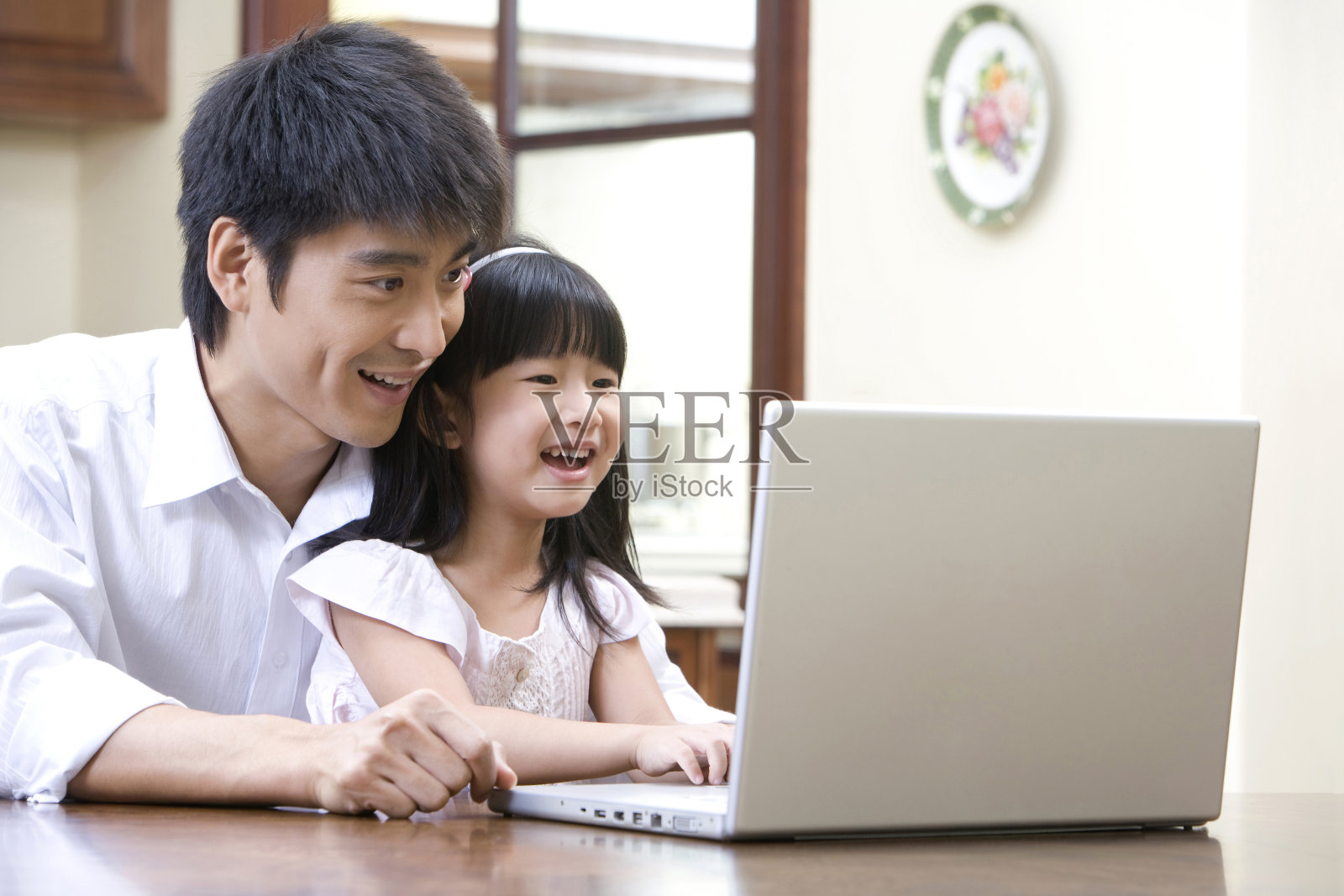 东方妇女一起用电脑照片摄影图片