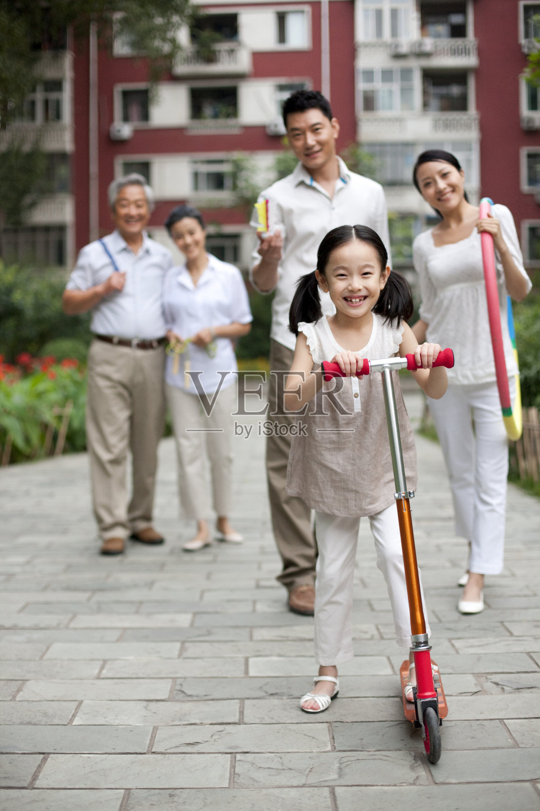 全家人在普通小区玩耍照片摄影图片