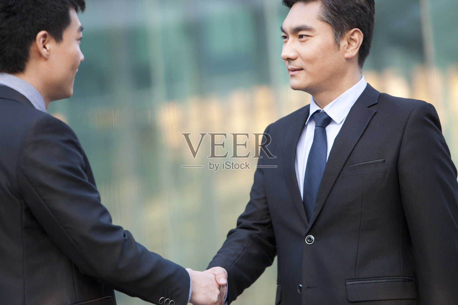 商务人士握手照片摄影图片