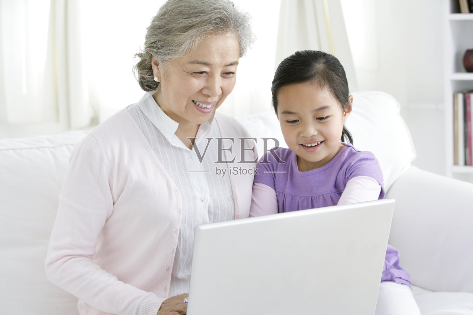 祖孙用笔记本电脑照片摄影图片
