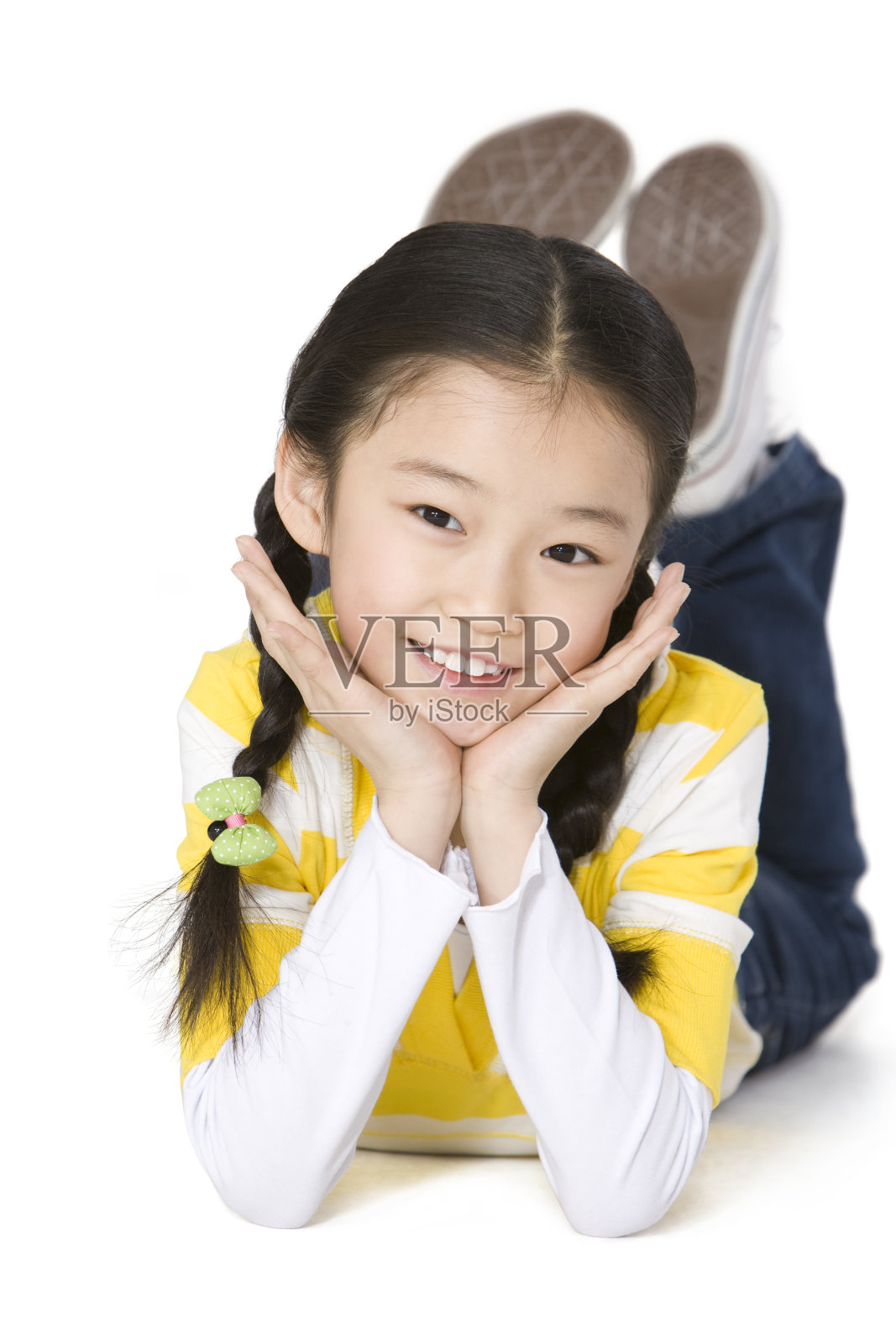 小女孩趴在地上照片摄影图片