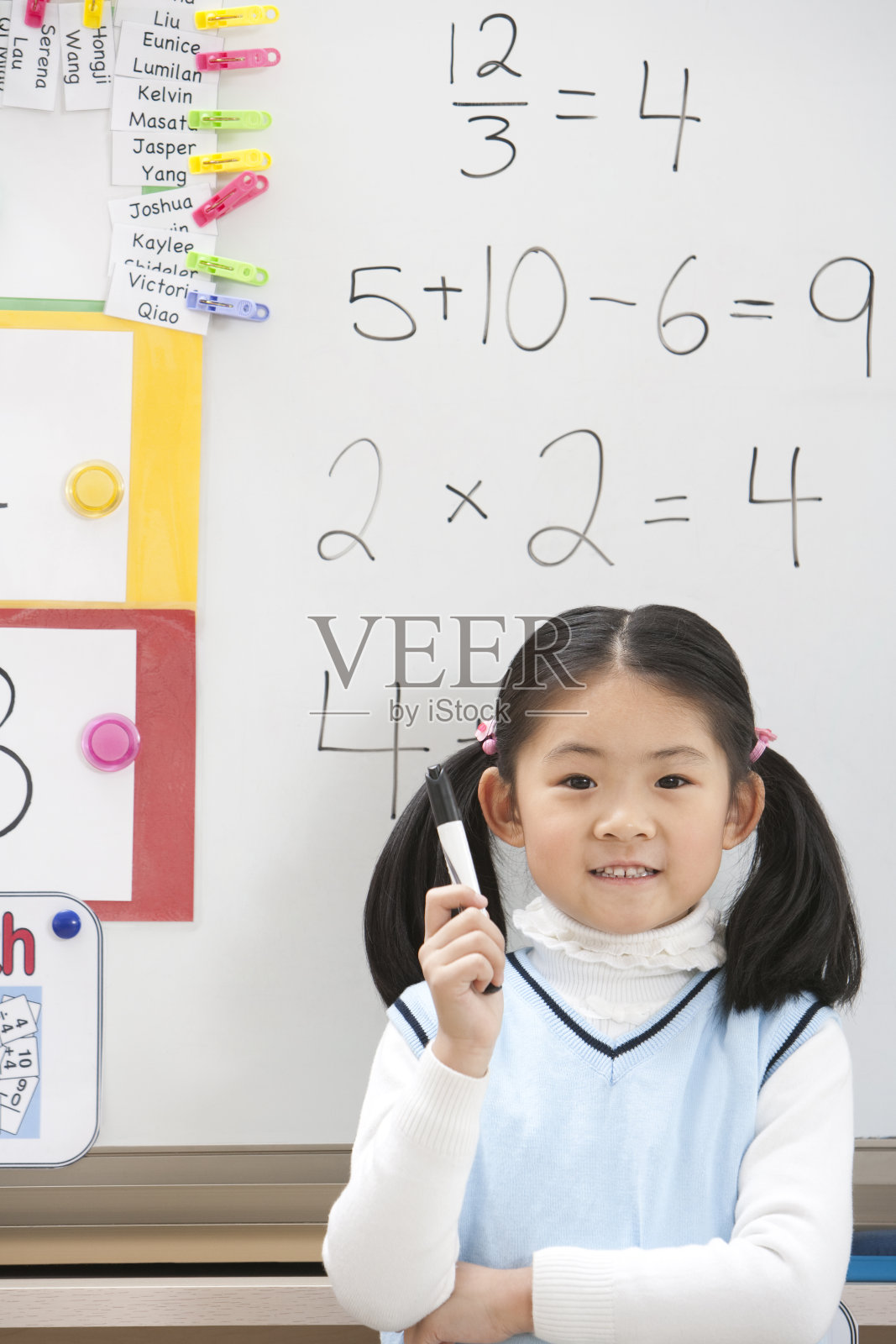 小学生做数学题照片摄影图片