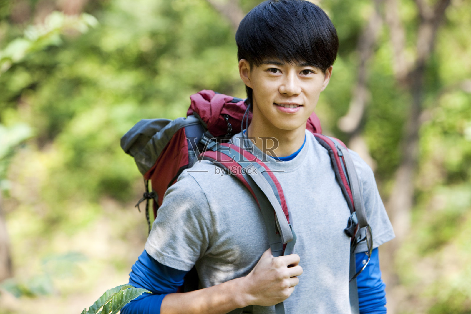 青年男性户外郊游照片摄影图片