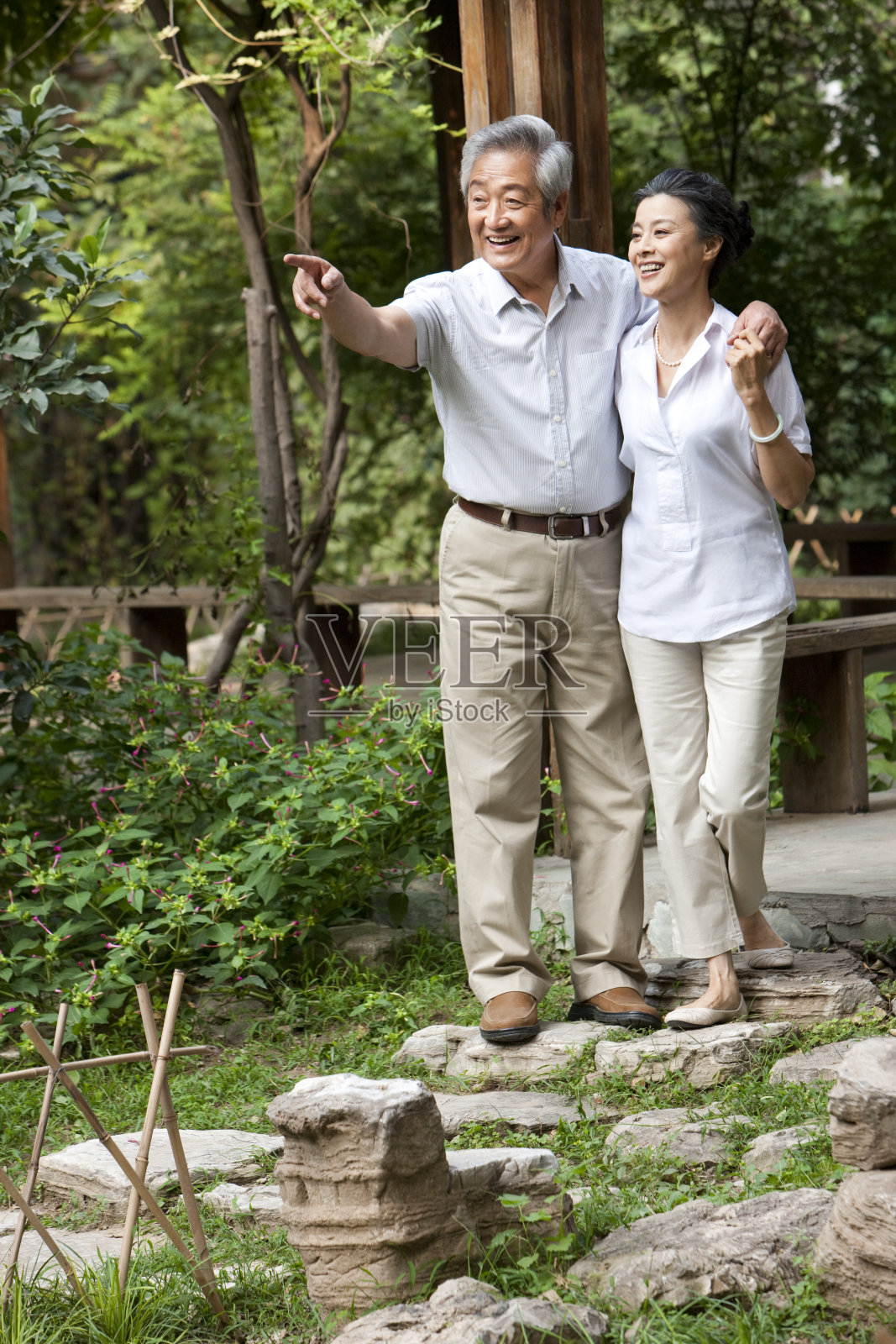 老年夫妇在普通社区花园照片摄影图片