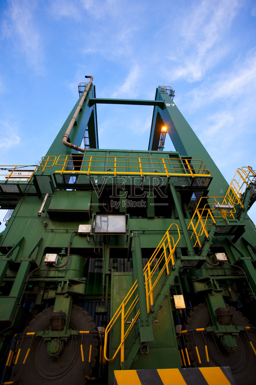 码头上的塔吊照片摄影图片