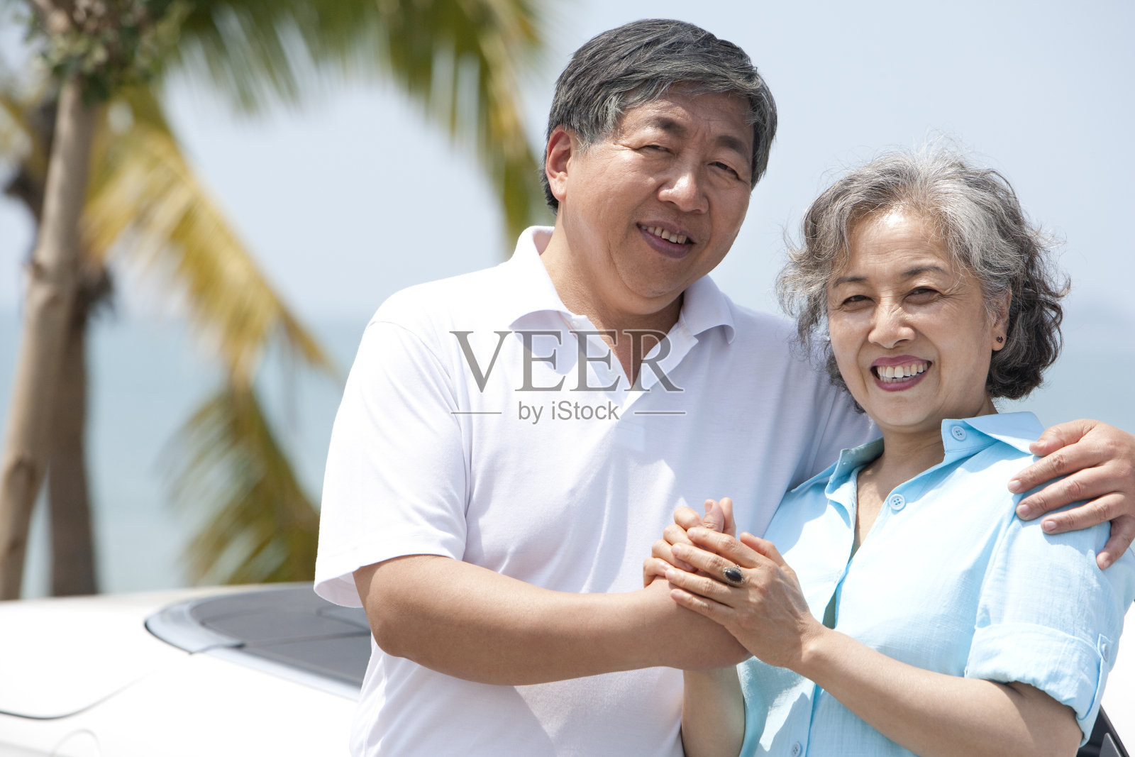 老年夫妇驾敞篷车出游照片摄影图片