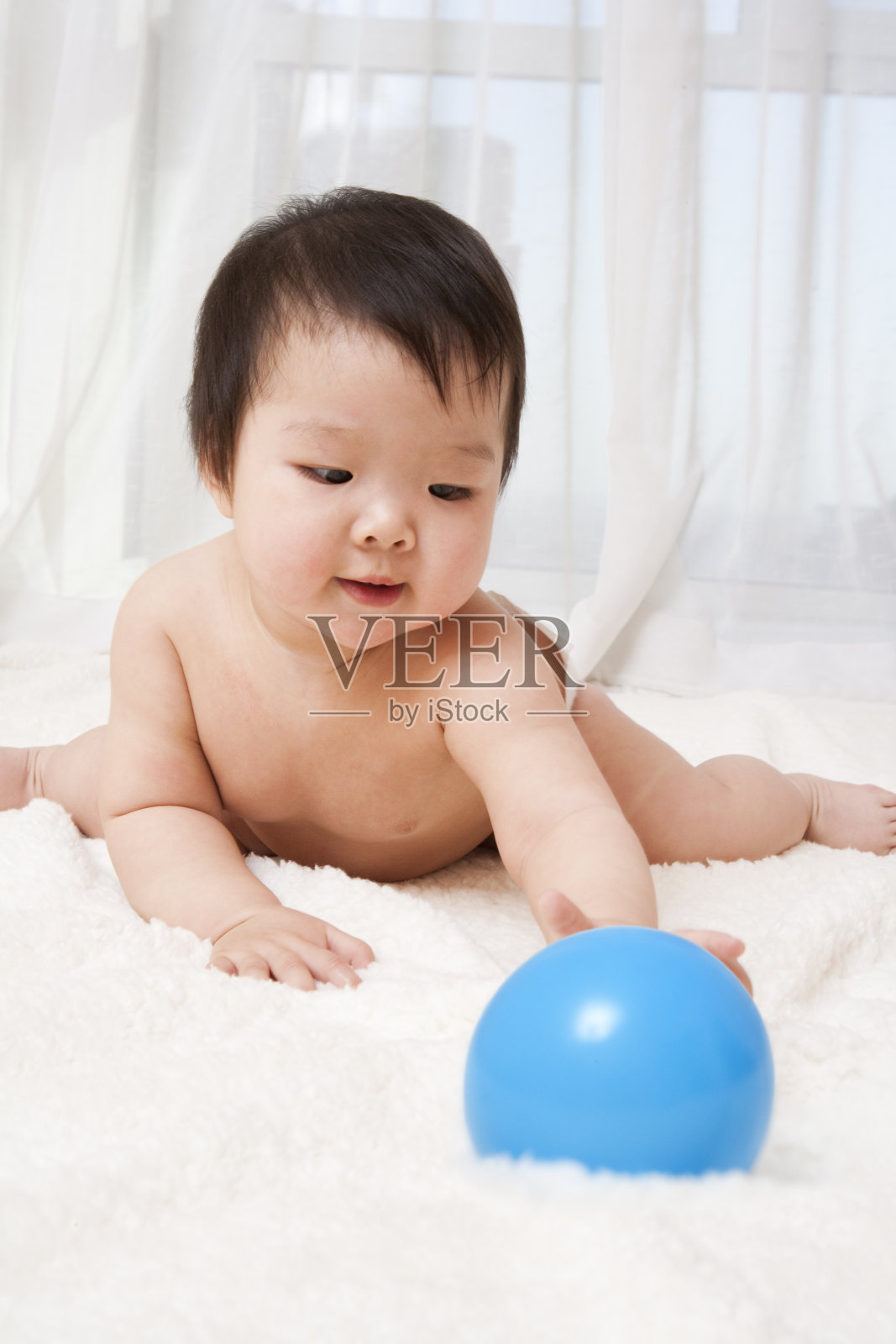可爱的小宝宝玩球照片摄影图片